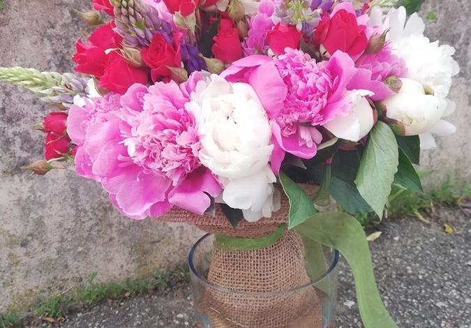 Photo of O florărie din Pitești livrează aranjamente cu bujori la domiciliu