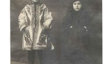 Photo of Cum așteptau colindătorii Alexandru Davila și sora sa Elena Davila Perticari