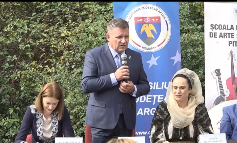 Photo of Moment penibil cu un ministru! Lui Budăi îi lipsea marama de borangic de la Argeș