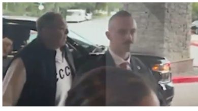 Photo of Poza zilei vine din Alaska: ministrul rus de Externe poartă un tricou cu URSS