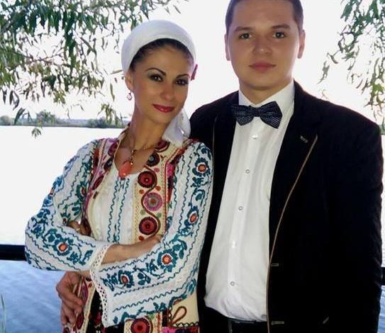 Photo of SE MĂRITĂ CEA MAI BUNĂ PROFESOARĂ DE MUZICĂ DE LA NOI!