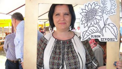 Photo of SIMONA BRĂTULESCU-UN POLITICIAN CARE-ȘI ÎNSUȘEȘTE TEXTUL DE PE RAMELE FOTOGRAFIILOR