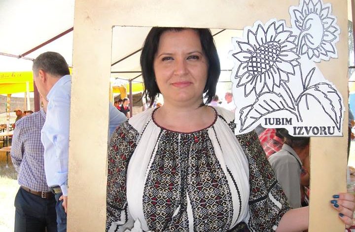 Photo of SIMONA BRĂTULESCU-UN POLITICIAN CARE-ȘI ÎNSUȘEȘTE TEXTUL DE PE RAMELE FOTOGRAFIILOR