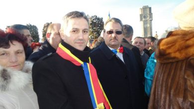 Photo of CELE MAI FRUMOASE ACCESORII TRICOLORE ALE POLITICIENILOR DE ZIUA ROMÂNIEI