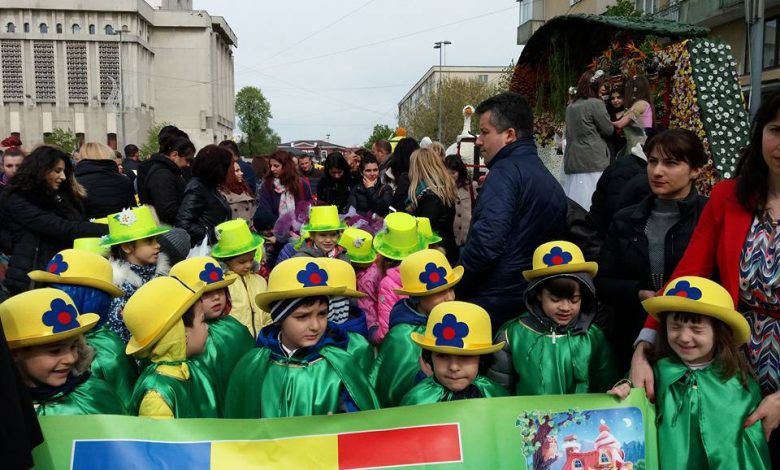 Photo of EXCLUSIV!CINE A SALVAT SIMFONIA?BINE ȘI PROST ÎMBRĂCAȚI LA PARADĂ!