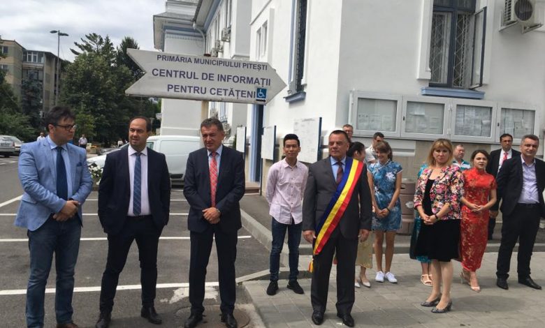 Photo of CHINEZII LA PITEȘTI AU FOST PRIMIȚI ÎN HAINE MADE IN CHINA LA MÂNA A DOUA