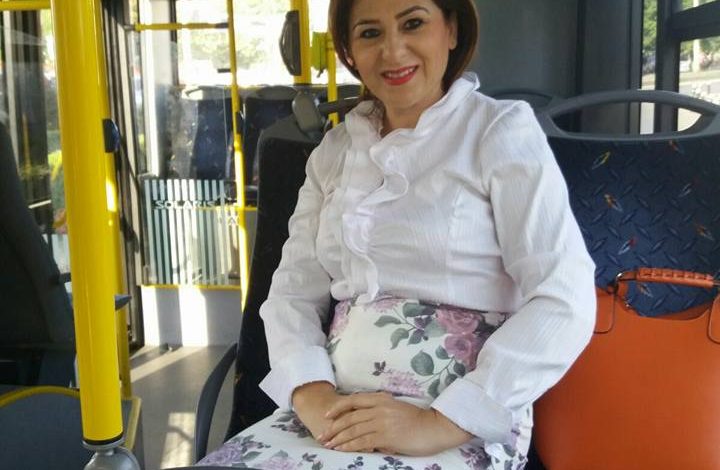 Photo of DE CE RÂDE PRIMĂRIȚA ȘTEFĂNEȘTIULUI CÂND SE PLIMBĂ CU AUTOBUZUL LUI IONICĂ