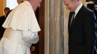 Photo of PAPA ȘI PUTIN AU ÎN COMUN ACELEAȘI UTILAJE DE CURĂȚENIE ALE UNEI FABRICI DIN ARGEȘ